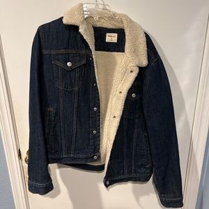 GAP denim Sherpa jacket. Perfect for the winter weather. Size medium Mens